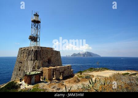 Kampanien, Italien. Ein Blick auf Capri von Punta Campanella. Stockfoto
