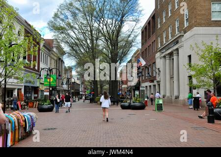 Charlottesville, Virginia, auf einer Reise im April 2013 übernommen. Downtown Mall Area bei e Main St Stockfoto