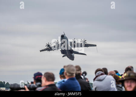 Airbus A400M Atlas militärischen Frachtflugzeug sprang in die Luft vor einer Masse an der Airshow anzuzeigen. RIAT Royal International Air Tattoo Fairford Stockfoto