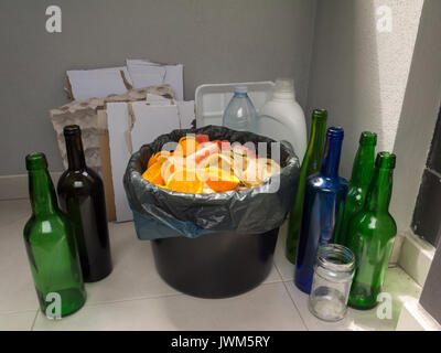 Separate Garbage Collection. Papier, Kunststoff, Glas und organischem Abfall. Stockfoto
