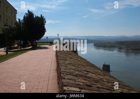 Blick auf die Donau von Festung Petrovaradin, Novi Sad, Serbien Stockfoto