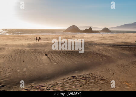 Familie Gehen auf Sand in Richtung Ozean Stockfoto