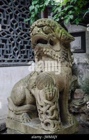 Eine komplizierte Stein Drache auf einem plynth in Yuyuan Gärten in Shanghai, China. Stockfoto