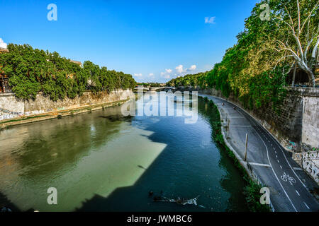 Blick auf den Tiber von der Ponte Sisto an einem schönen Sommertag in Rom Italien Stockfoto