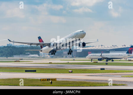 Delta Passagierflugzeuge unter Start und Landung am internationalen Flughafen Hartsfield-Jackson Atlanta in Atlanta, Georgia. (USA) Stockfoto