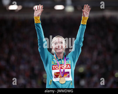 Australiens Sally Pearson mit der Goldmedaille während der Zeremonie für 100 der Frauen Hürden Finale bei Tag neun der Leichtathletik-WM 2017 auf der Londoner Stadion. Bild Datum: Samstag, August 12, 2017. Siehe PA Geschichte leichtathletik Welt. Photo Credit: Yui Mok/PA-Kabel. Einschränkungen: Nur für den redaktionellen Gebrauch bestimmt. Keine Übertragung von Ton oder bewegte Bilder und kein Video Simulation. Stockfoto