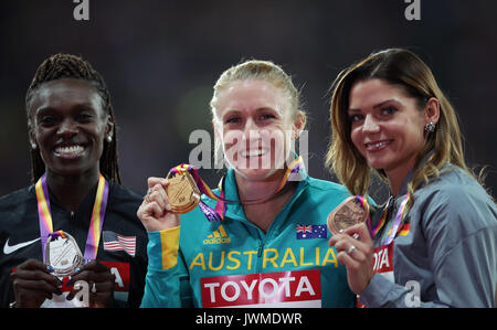 Australiens Sally Pearson (Mitte, Gold) der USA Dawn Harper Nelson (links, Silber) und Deutschlands Pamela Dutkiewicz (links, Bronze) bei der Siegerehrung für 100 der Frauen Hürden Finale bei Tag neun der Leichtathletik-WM 2017 auf der Londoner Stadion. Bild Datum: Samstag, August 12, 2017. Siehe PA Geschichte leichtathletik Welt. Photo Credit: Yui Mok/PA-Kabel. Einschränkungen: Nur für den redaktionellen Gebrauch bestimmt. Keine Übertragung von Ton oder bewegte Bilder und kein Video Simulation. Stockfoto