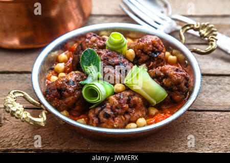 Izmir köfte - Türkische traditionelle Frikadelle mit Kichererbsen. Tomatensoße und Minze Stockfoto