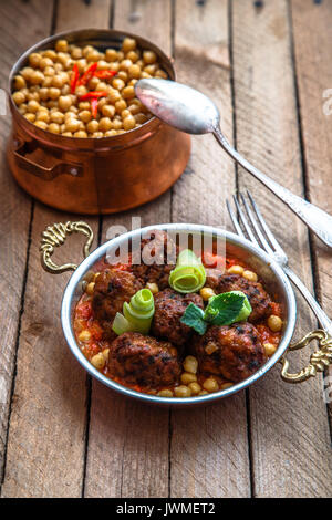 Izmir Köfte, Türkische traditionelle Fleischbällchen in Kupfer Pfanne mit würzige Kichererbsen Stockfoto