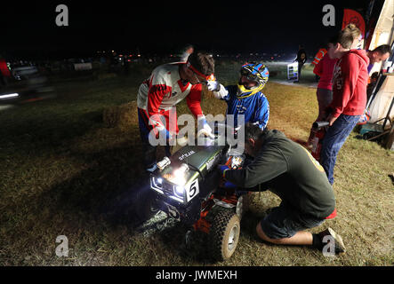 Teammitglieder aus Sussex Slackers ein Treiber ändern und erneut Kraftstoff bei einem Boxenstopp machen während der britischen Rasenmäher Racing Association 12 Stunden-Rennen bei fünf Eichen in der Nähe von Billingshurst in West Sussex. Stockfoto