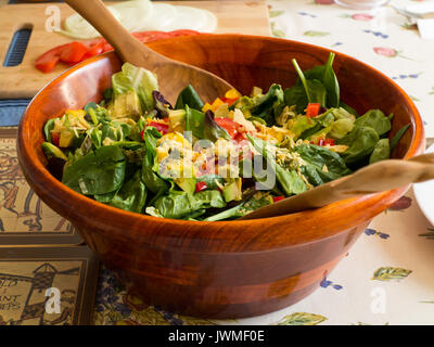 Eine hölzerne Schüssel mit Spinat Salat gemischter Salat Stockfoto