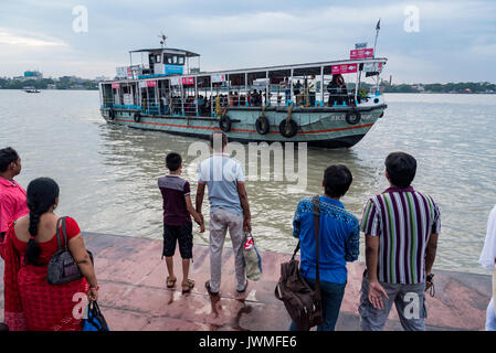 Menschen für die Fähre im Hafen von Kolkata, Indien Stockfoto