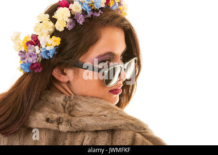 Eine hübsche junge jugendmädchen mit Pelzmantel und Blumen im Haar Stockfoto