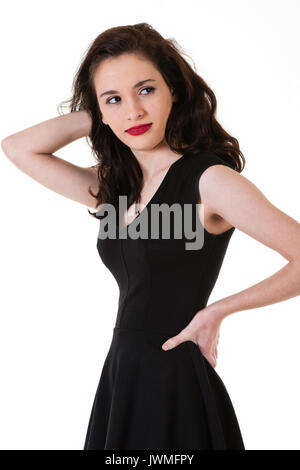 Eine attraktive junge subtil Smiling brunette kaukasischen jugendlich Mädchen in einem schwarzen Kleid Stockfoto