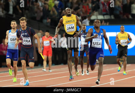 Jamaikas Usain Bolt (Mitte) Reisen in der Männer 4 x 100 m Staffel finale bei Tag neun der Leichtathletik-WM 2017 auf der Londoner Stadion. Stockfoto