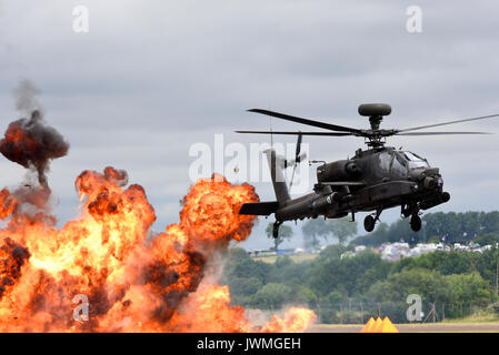 British Army Agusta Westland AH-64 Apache AH1 Angriffshubschrauber mit explodierender Pyrotechnik auf der RIAT Airshow Stockfoto