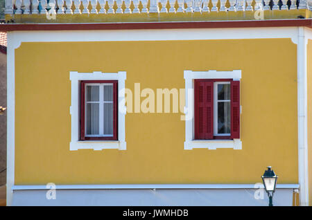 Zwei Fenster auf Gelbes Haus Stockfoto