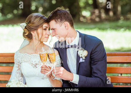 Bräutigam und Braut sitzt im Park Stockfoto