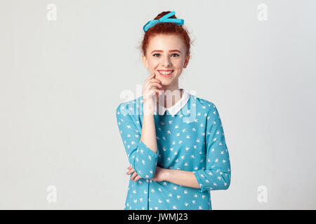 Schönheit, Jugend und Hautpflege. Die attraktive junge rothaarige Mädchen mit perfekt saubere Haut suchen und Kamera mit froh und glücklich lächelnd Verw. Stockfoto