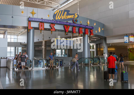 Ein Zeichen im Internationalen Flughafen McCarran begrüßt Reisende in Las Vegas. Der Flughafen ist im Paradies in Clark County, Nevada, gelegen. Stockfoto