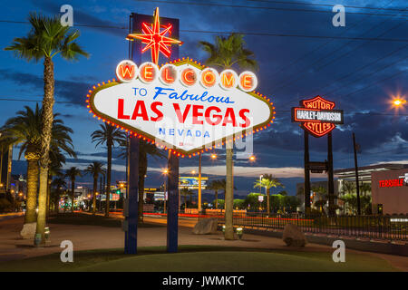 Die kultige "Willkommen bei neon Fabulous Las Vegas' Zeichen grüßt Besucher zu Las Vegas Reisen nördlich auf den Las Vegas Strip.