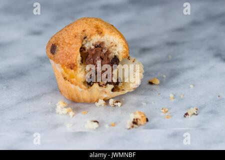 Übrig gebliebene unvollendete Muffins mit Kakao und Schokolade auf Marmor Oberfläche Stockfoto