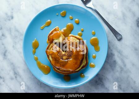 Top down Sicht auf hausgemachte Glutenfreie Pfannkuchen mit Pfirsich Marmelade Stockfoto