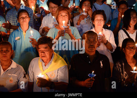 Bangkok, Thailand. 12 Aug, 2017. Thais halten Sie Kerzen während des Geburtstags von Königin Sirikit von Thailand in Bangkok, Thailand, 12. August 2017. Credit: Anusak Laowilas/Pacfic Presse/Alamy leben Nachrichten Stockfoto