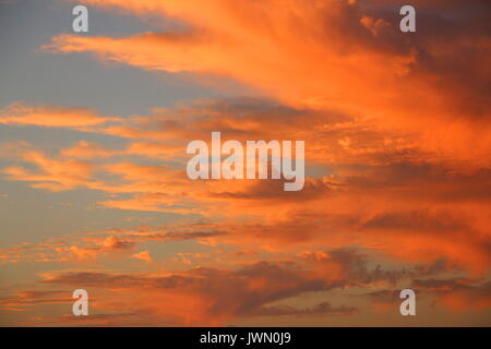 Brilliant Orange Wolken bei Sonnenuntergang. Stockfoto