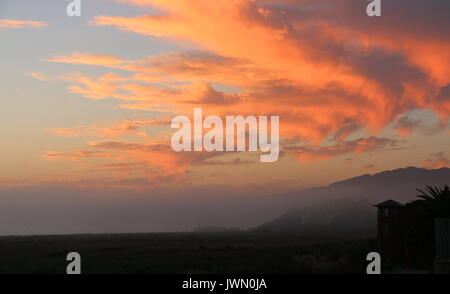 Brilliant Orange Wolken bei Sonnenuntergang. Stockfoto