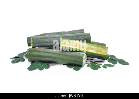 Pod von moringa (drumstick Tree) mit Blättern auf weißem Hintergrund Stockfoto