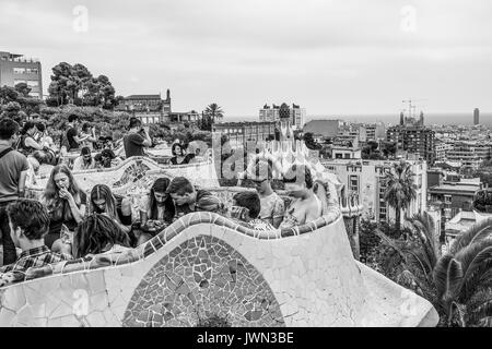 Besucher entspannen im Park Güell in Barcelona - eine wunderschöne Lage in der Stadt - Barcelona/Spanien - vom 2. Oktober 2016 Stockfoto