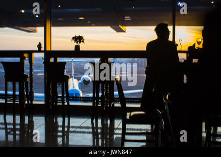 Die Passagiere der Flughafen warten Stockfoto