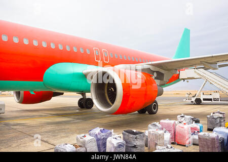 Die losem Gepäck in schmale Körper Luftfahrzeug verladen werden Stockfoto