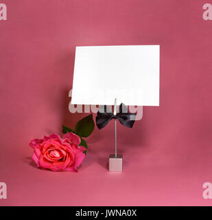 Die Note mit Rose und leeren Stockfoto