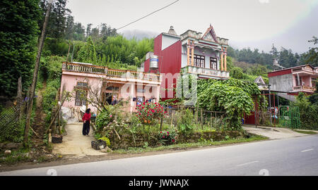 Sapa, Vietnam - Sep 25, 2016. Berg Häuser in Sapa Stadt, Vietnam. Sapa ist ein Grenzgänger, Gemeinde und Hauptstadt von Sa Pa District in Lao Cai Provinz in Stockfoto