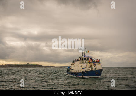 Fähre von Doolin aus der irischen Küste im Sturm Stockfoto