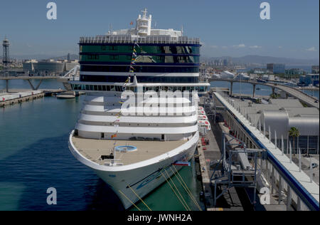 Vorderseite der Norwegian Epic, Norwegian Cruise Line - Kreuzfahrt Hafen Barcelona, Spanien - 07. Mai, 2017: Kreuzfahrtschiff ist bereit für eine mediterrane Reise zu verlassen. Stockfoto