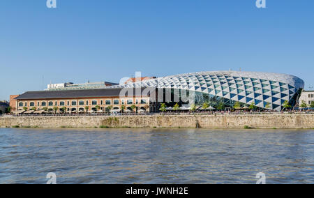 Budapest Wal-Bálna, eine Handels-, Kultur- und Unterhaltungszentrum am Ufer der Donau in Budapest, Ungarn. Stockfoto