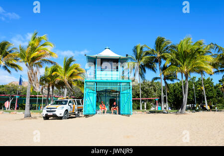 Türkis Rettungsschwimmer Hütte am malerischen tropischen Sandstrand mit Palmen, Townsville, Queensland, Queensland, Australien Stockfoto