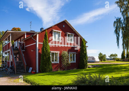 Rot Schwedische typisches Haus in der kleinen Stadt Hedemora Stockfoto