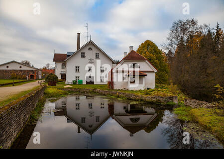 Hotel palmse Distillery und der Reflexion im Wasser der Teich, Estland Stockfoto