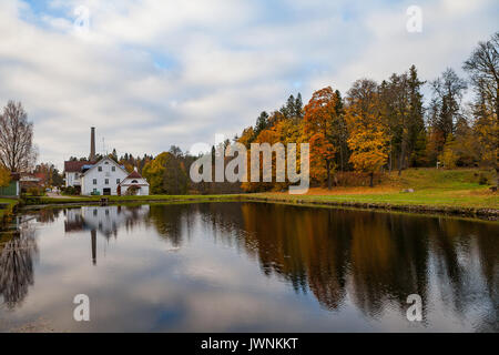 Hotel palmse Distillery und der Reflexion im Wasser der Teich, Estland Stockfoto