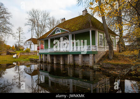 Old Manor Bath House mit einem Teich Stockfoto