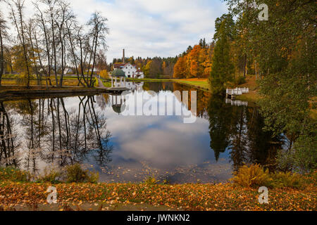 Hotel palmse Distillery und der Reflexion im Wasser der Teich, Estland. Herbst Zeit. Stockfoto