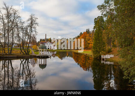 Hotel palmse Distillery und der Reflexion im Wasser der Teich, Estland. Herbst Zeit. Stockfoto