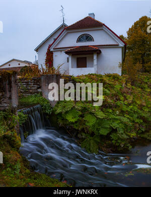 Creek zwischen den Steinen in der Nähe von Gebäude der alten Brennerei. Night Shot mit langen Belichtungszeit. Stockfoto