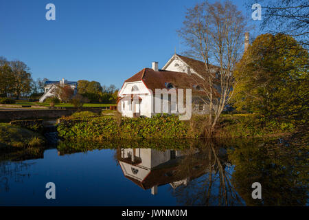 Old Stone distillery mit Reflexion im Wasser der Teich, sonnigen Tag. Stockfoto