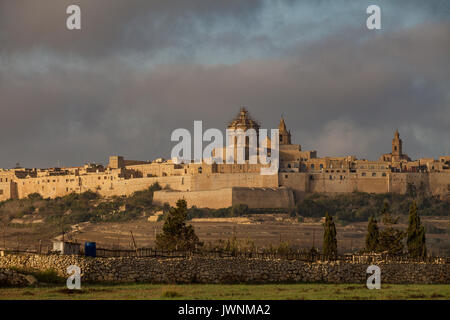 Alte Anhöhe befestigte Hauptstadt von Malta, die Stille Stadt Mdina oder L-Mdina, Skyline bei Sonnenaufgang. Stockfoto