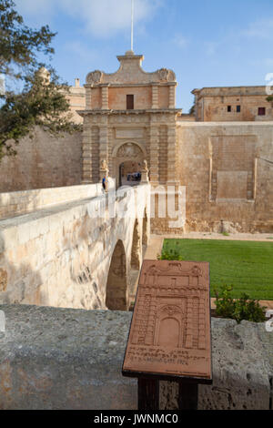 MDINA, MALTA - August, 30, 2016: Die Tore der Stadt. Alte Festung. Sommertag. Stockfoto